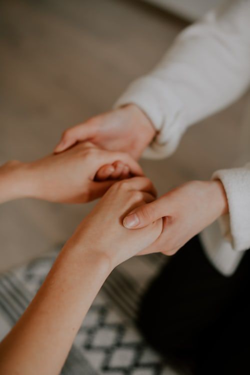 Un gesto di sostegno: due mani che si tengono